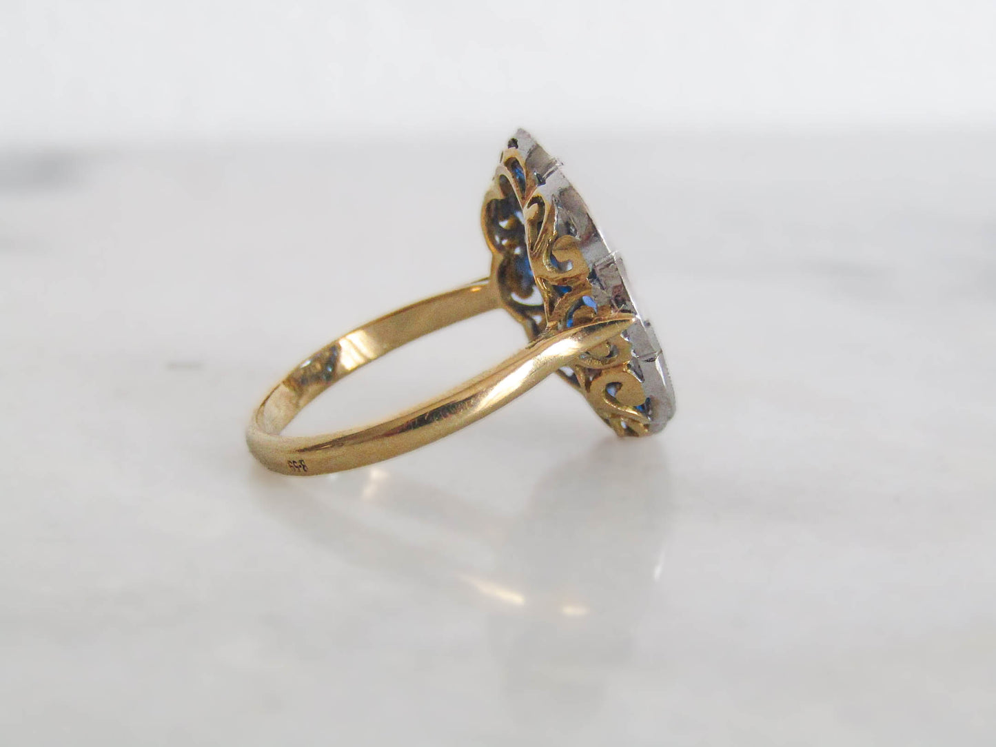 Antique French Daisy Flower Art Deco Ring with Calibrated Sapphires and Diamonds, 18K Yellow Gold Pompadour ring