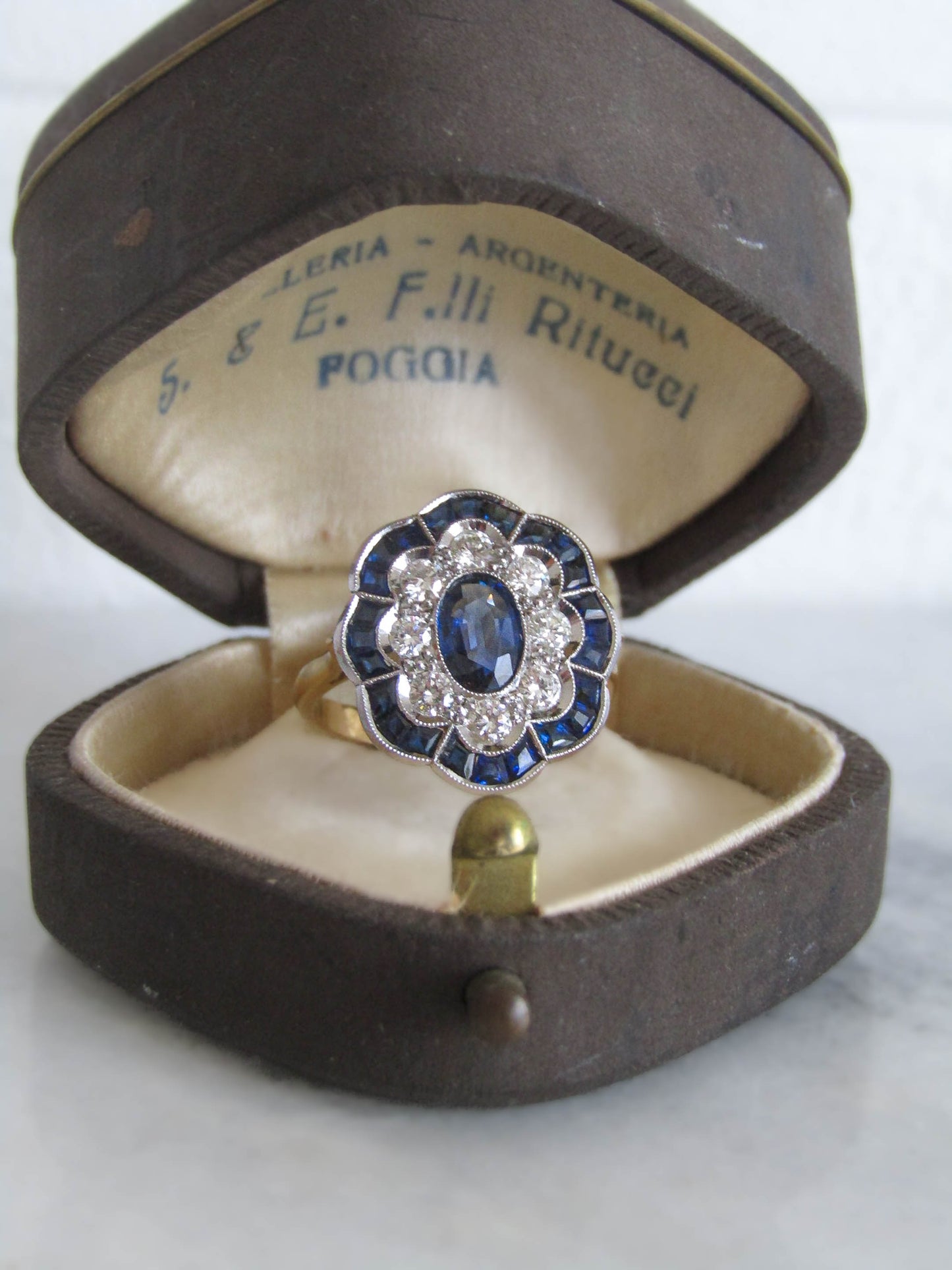 Antique French Daisy Flower Art Deco Ring with Calibrated Sapphires and Diamonds, 18K Yellow Gold Pompadour ring