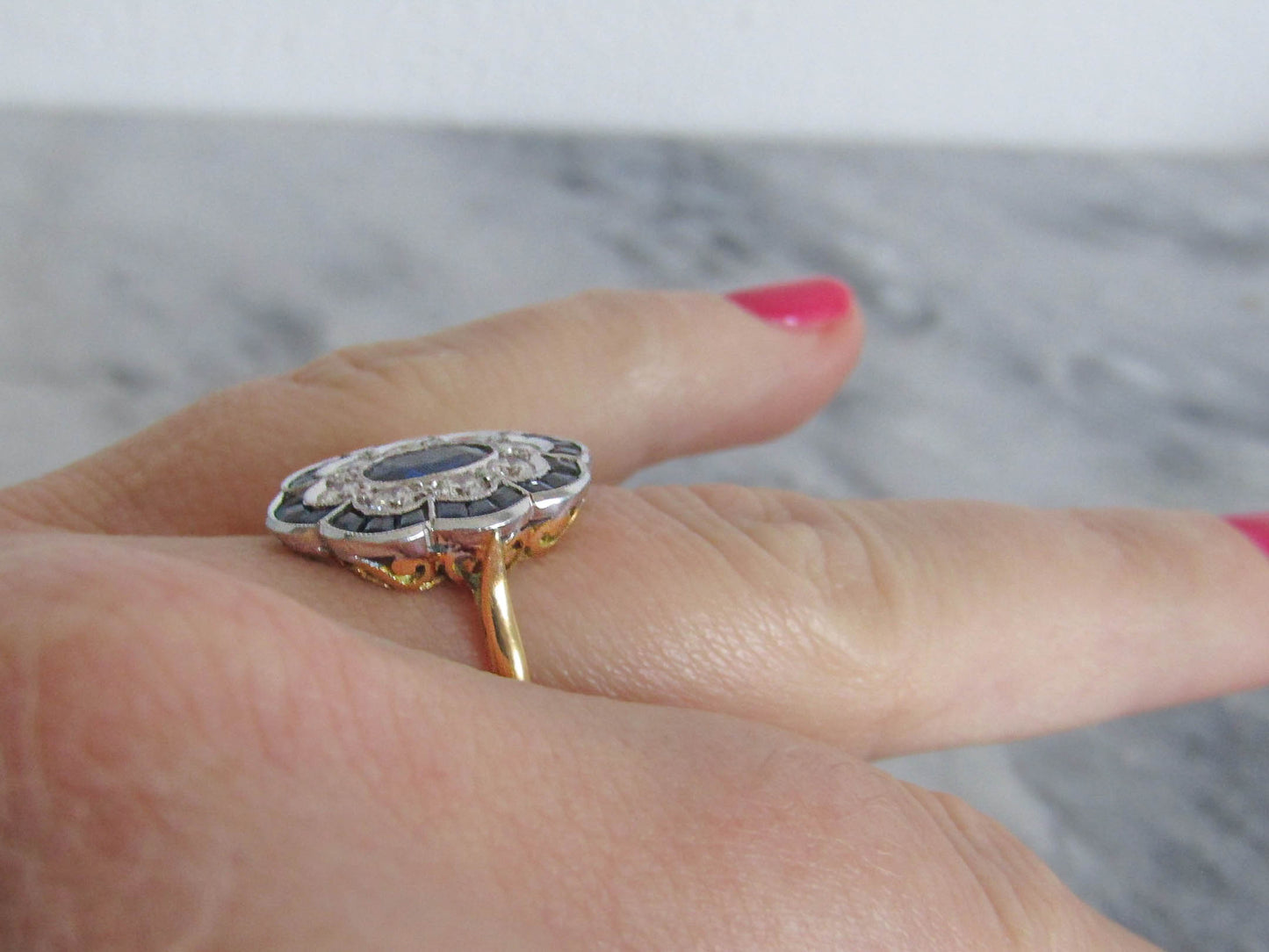Antique French Daisy Flower Art Deco Ring with Calibrated Sapphires and Diamonds, 18K Yellow Gold Pompadour ring