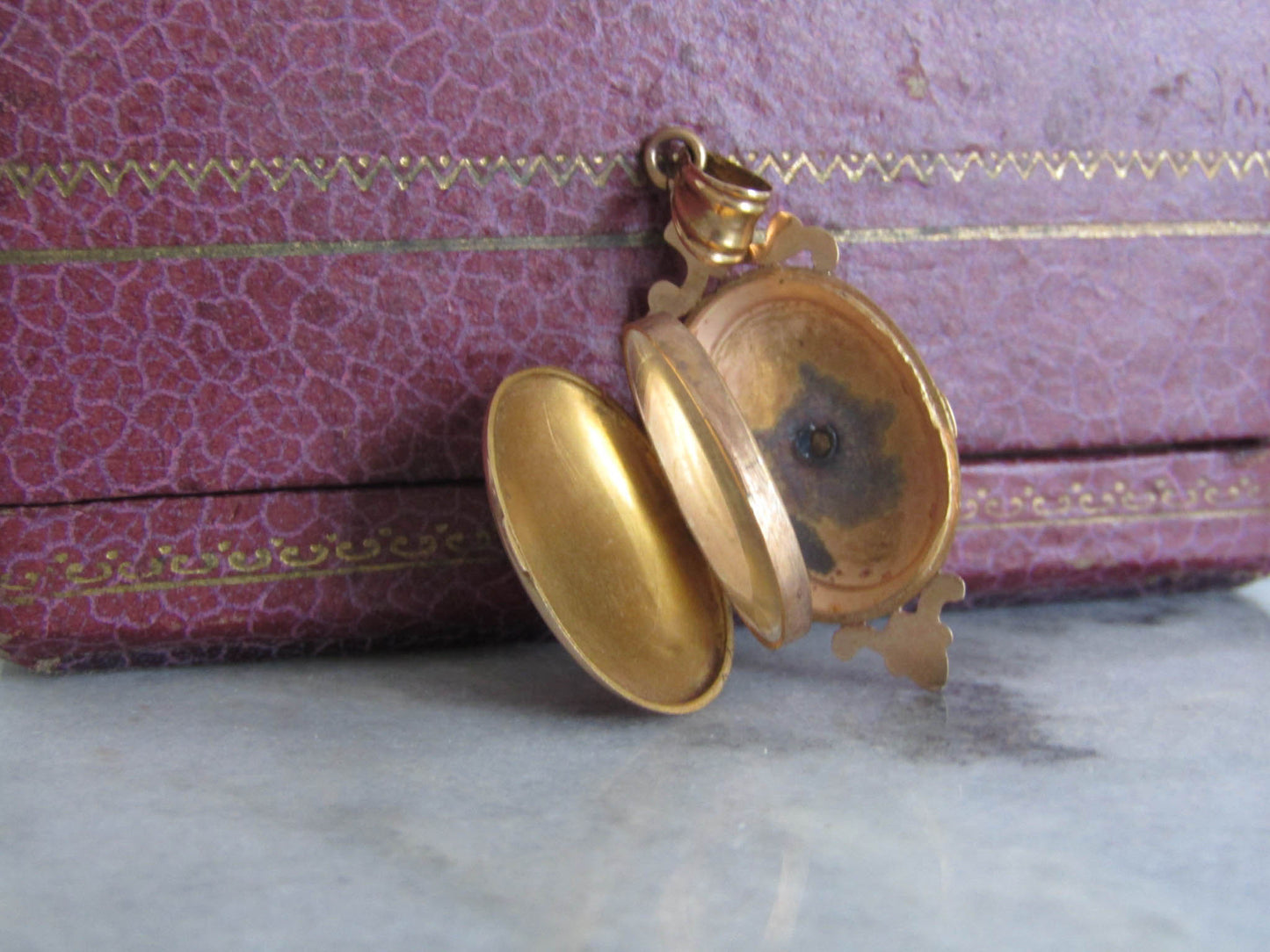 Antique 18K Solid Gold Starburst Victorian Locket with Hinged Glass Partition