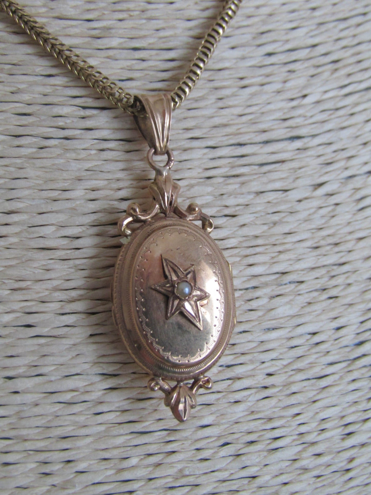 Antique 18K Solid Gold Starburst Victorian Locket with Hinged Glass Partition