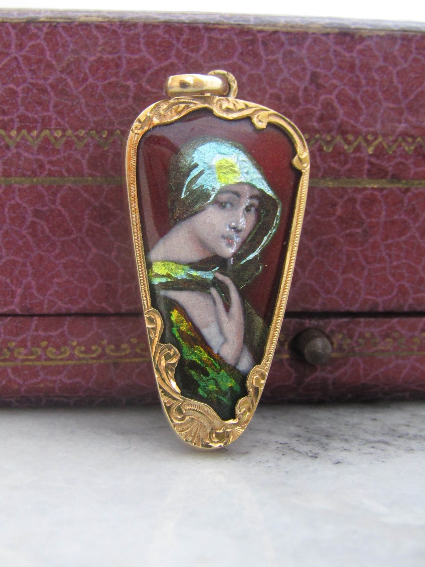 Antique Limoges Portrait Pendant with 18K solid Gold Frame c. 1900