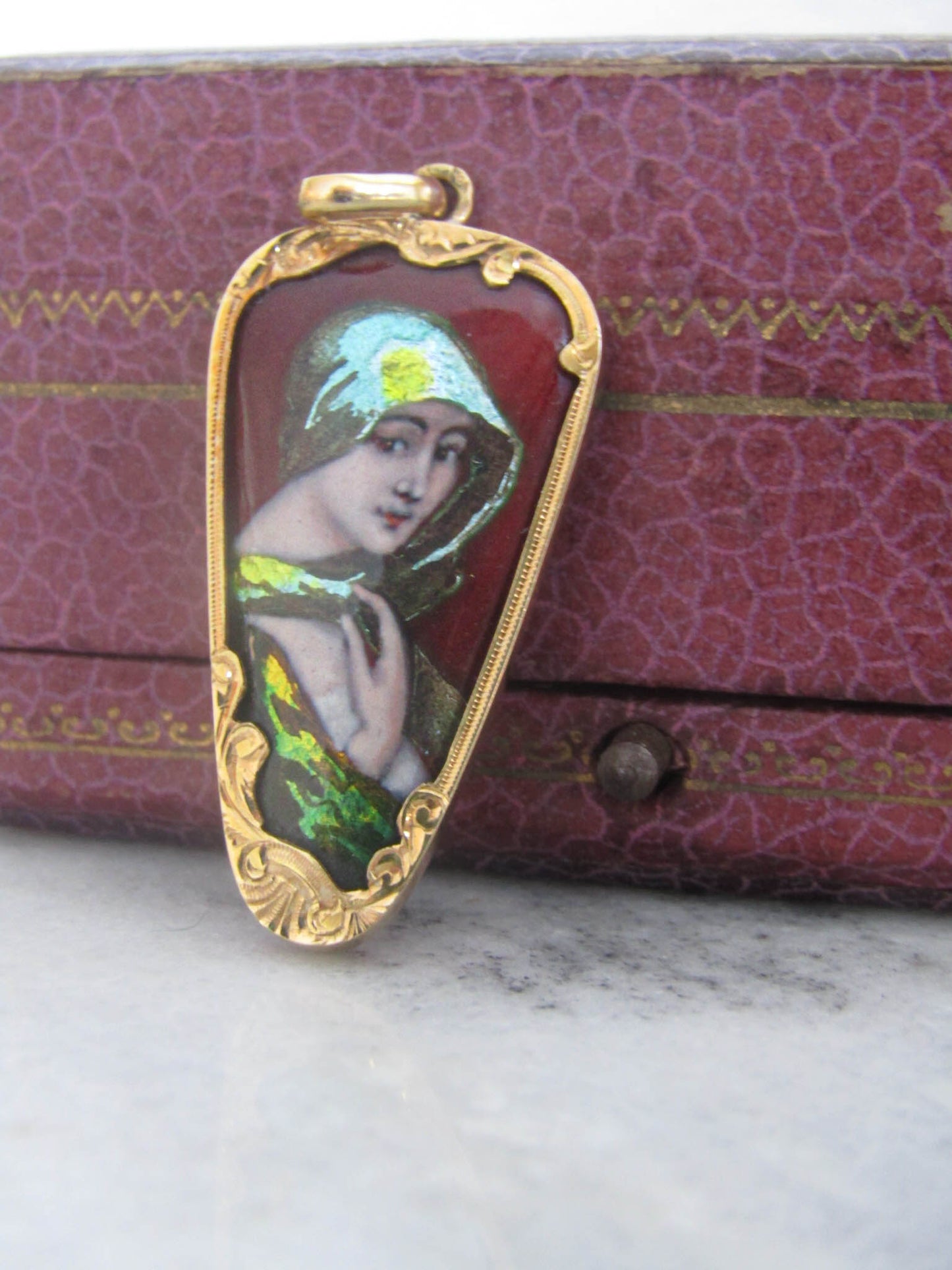 Antique Limoges Portrait Pendant with 18K solid Gold Frame c. 1900