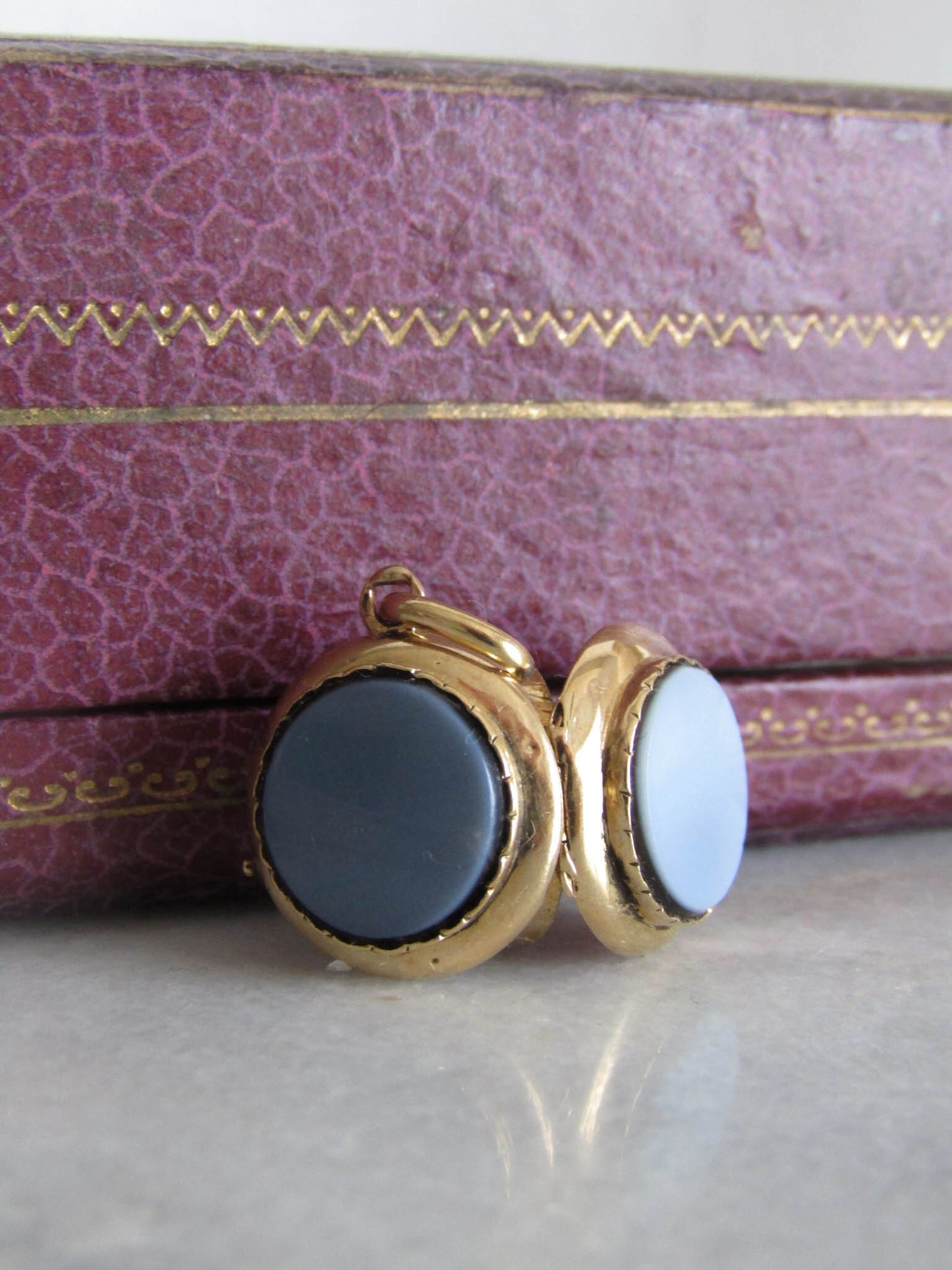 Victorian 18K Gold Onyx Round Locket c. 1880, Antique French Belle Epoque Mourning Charm