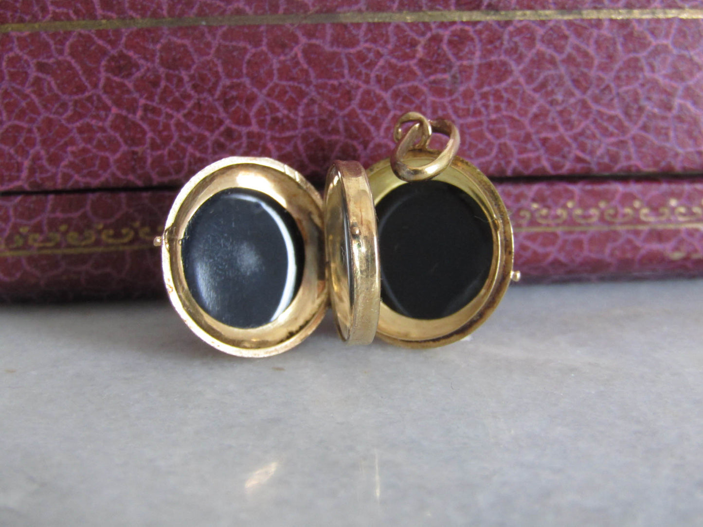 Victorian 18K Gold Onyx Round Locket c. 1880, Antique French Belle Epoque Mourning Charm