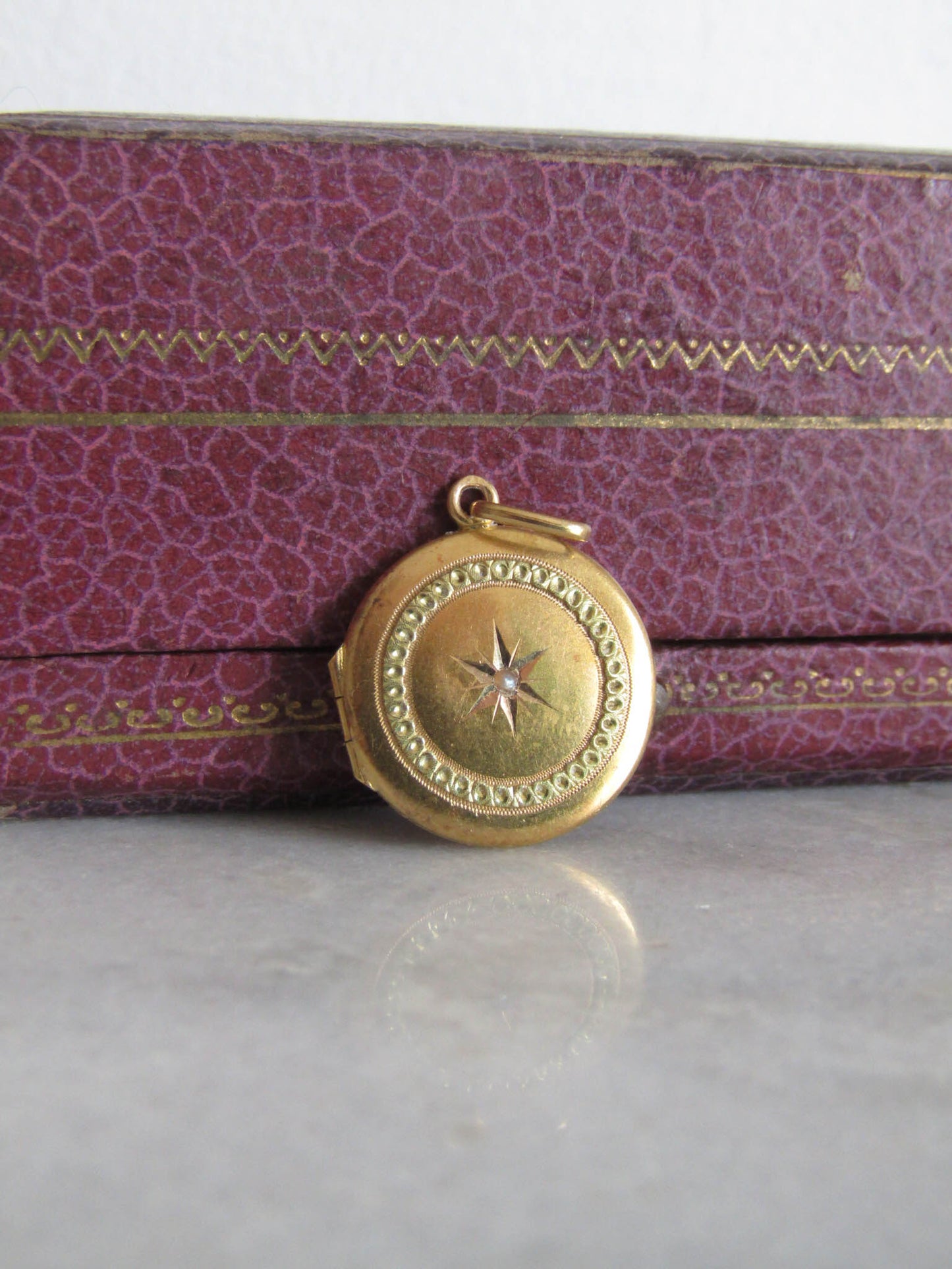 Antique Edwardian Solid 18K Gold Locket with removable glass c. 1900