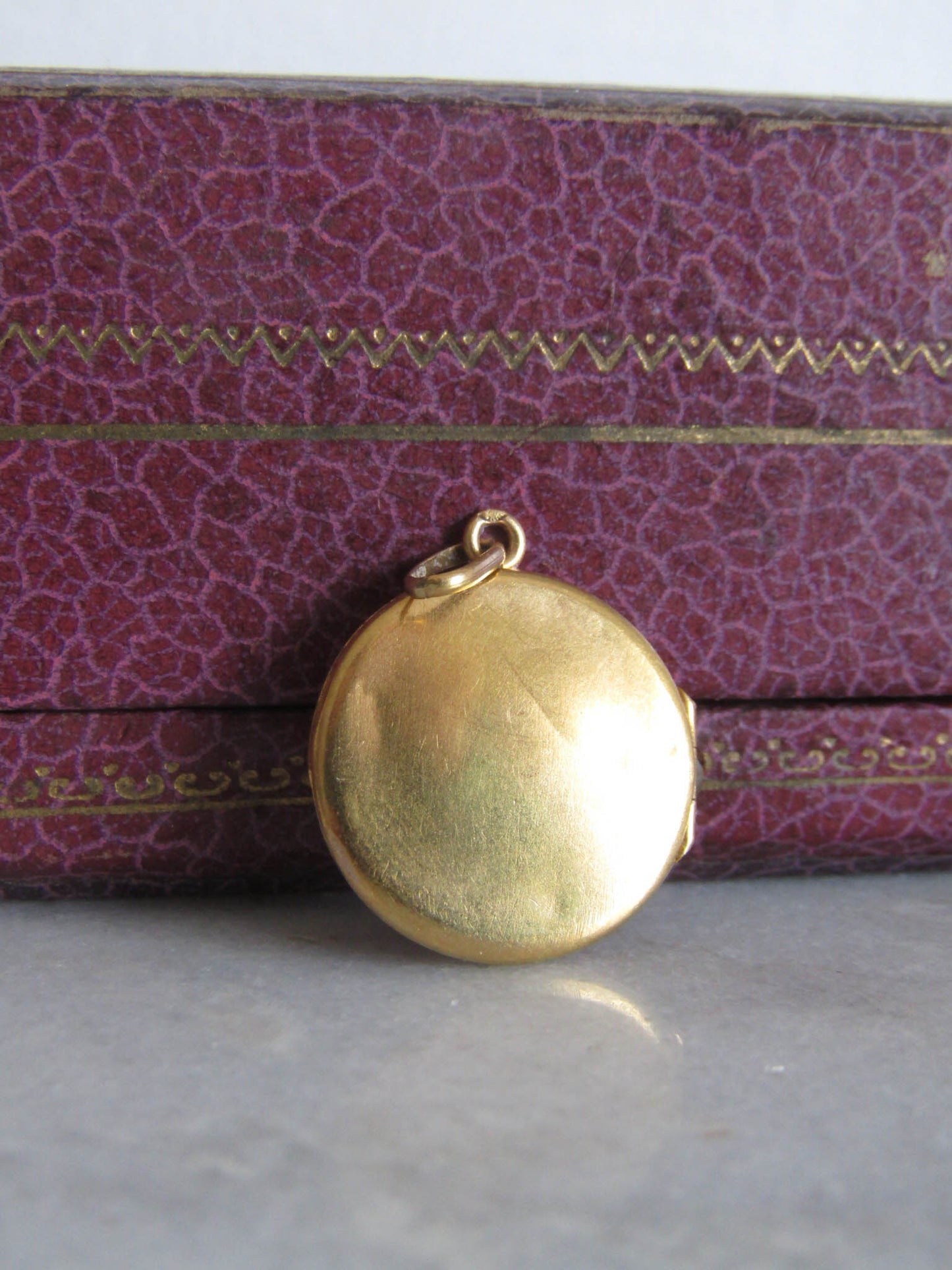 Antique Edwardian Solid 18K Gold Locket with removable glass c. 1900