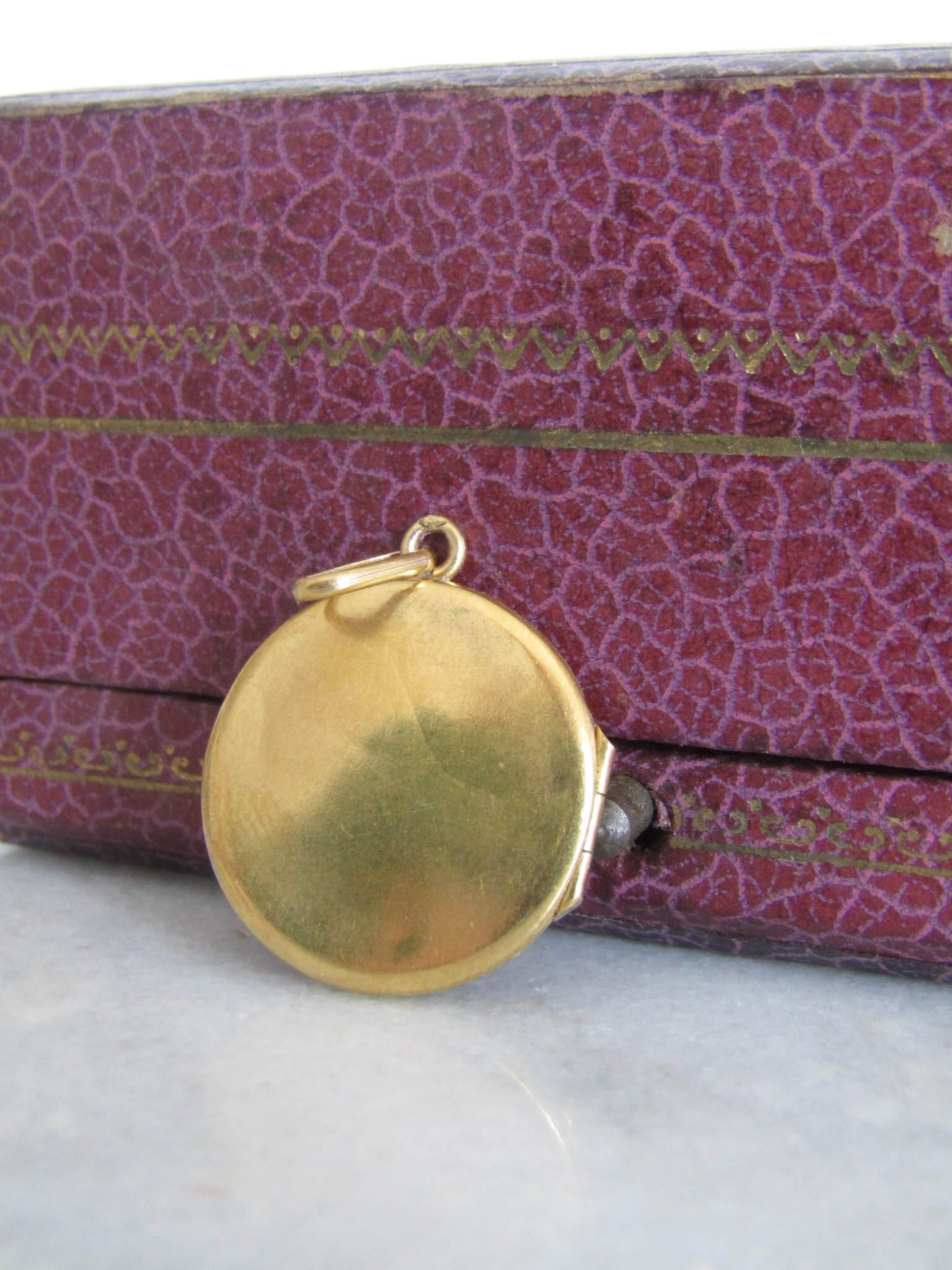 Antique Edwardian Solid 18K Gold Locket with removable glass c. 1900