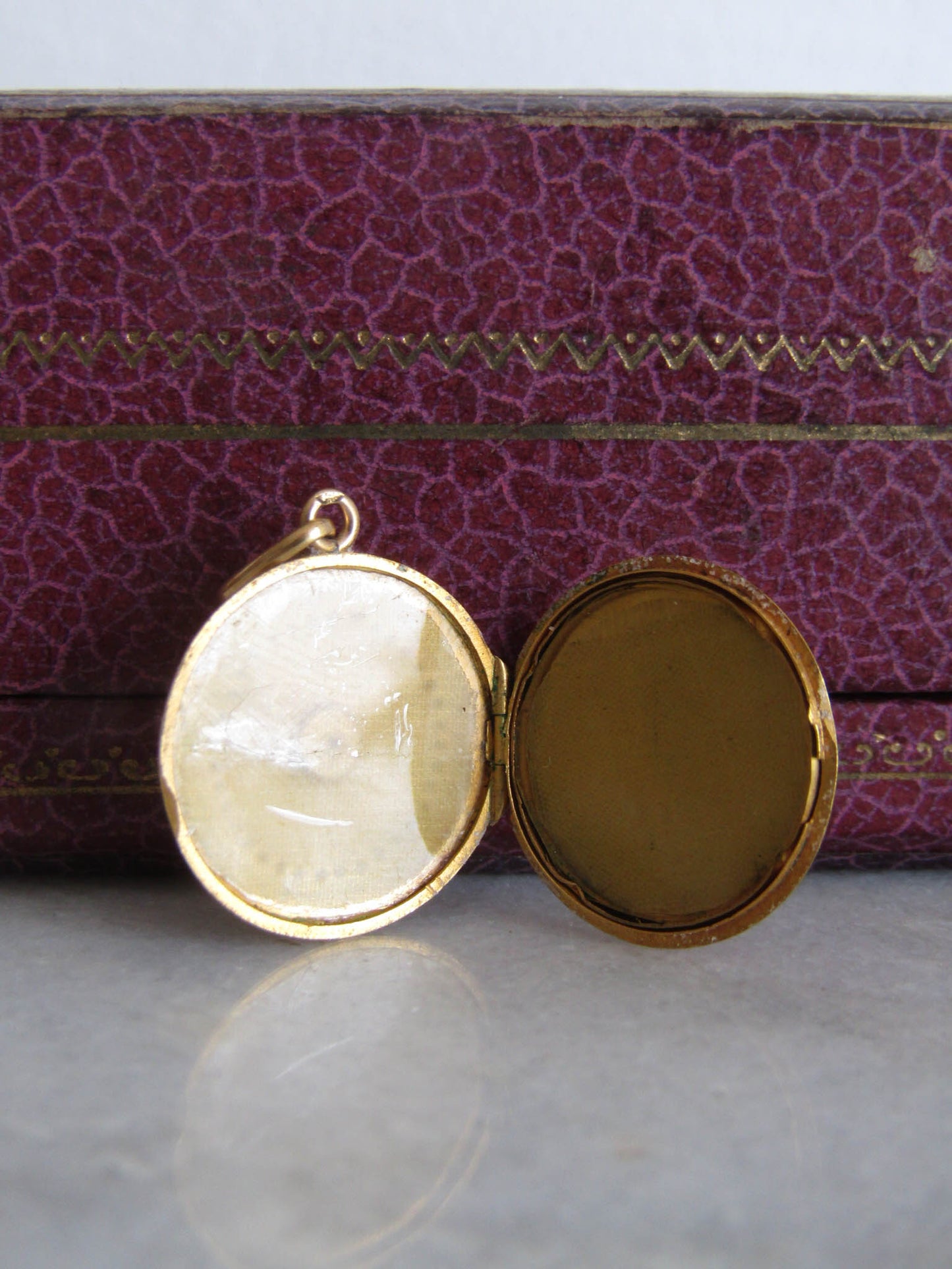 Antique Edwardian Solid 18K Gold Locket with removable glass c. 1900