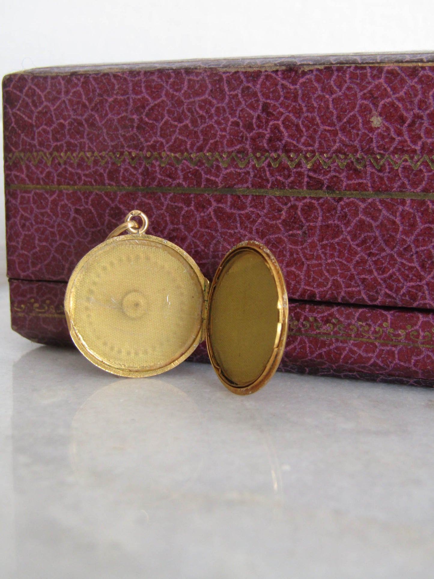 Antique Edwardian Solid 18K Gold Locket with removable glass c. 1900