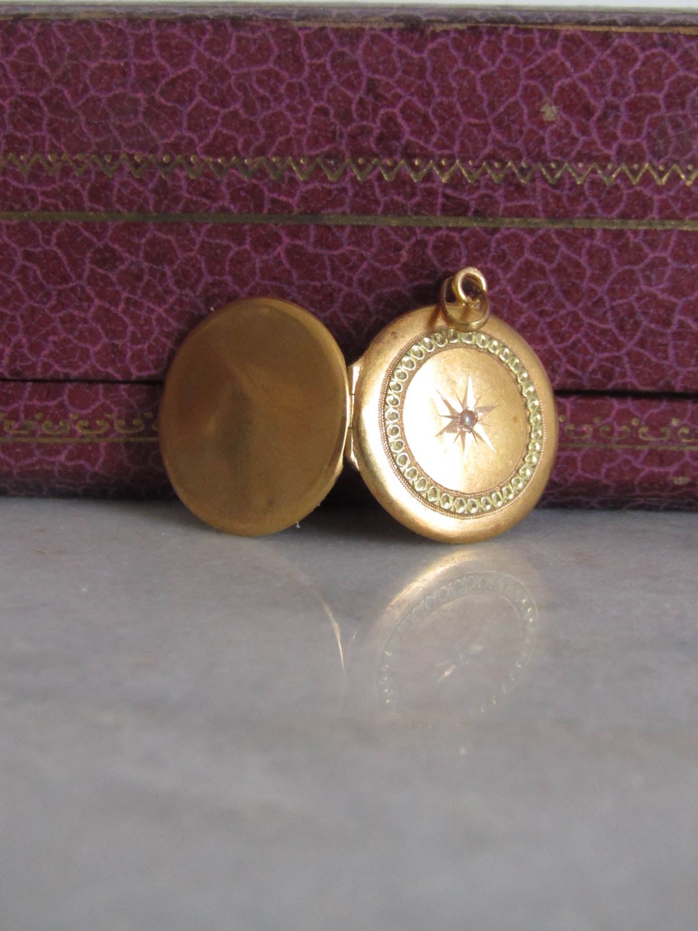 Antique Edwardian Solid 18K Gold Locket with removable glass c. 1900