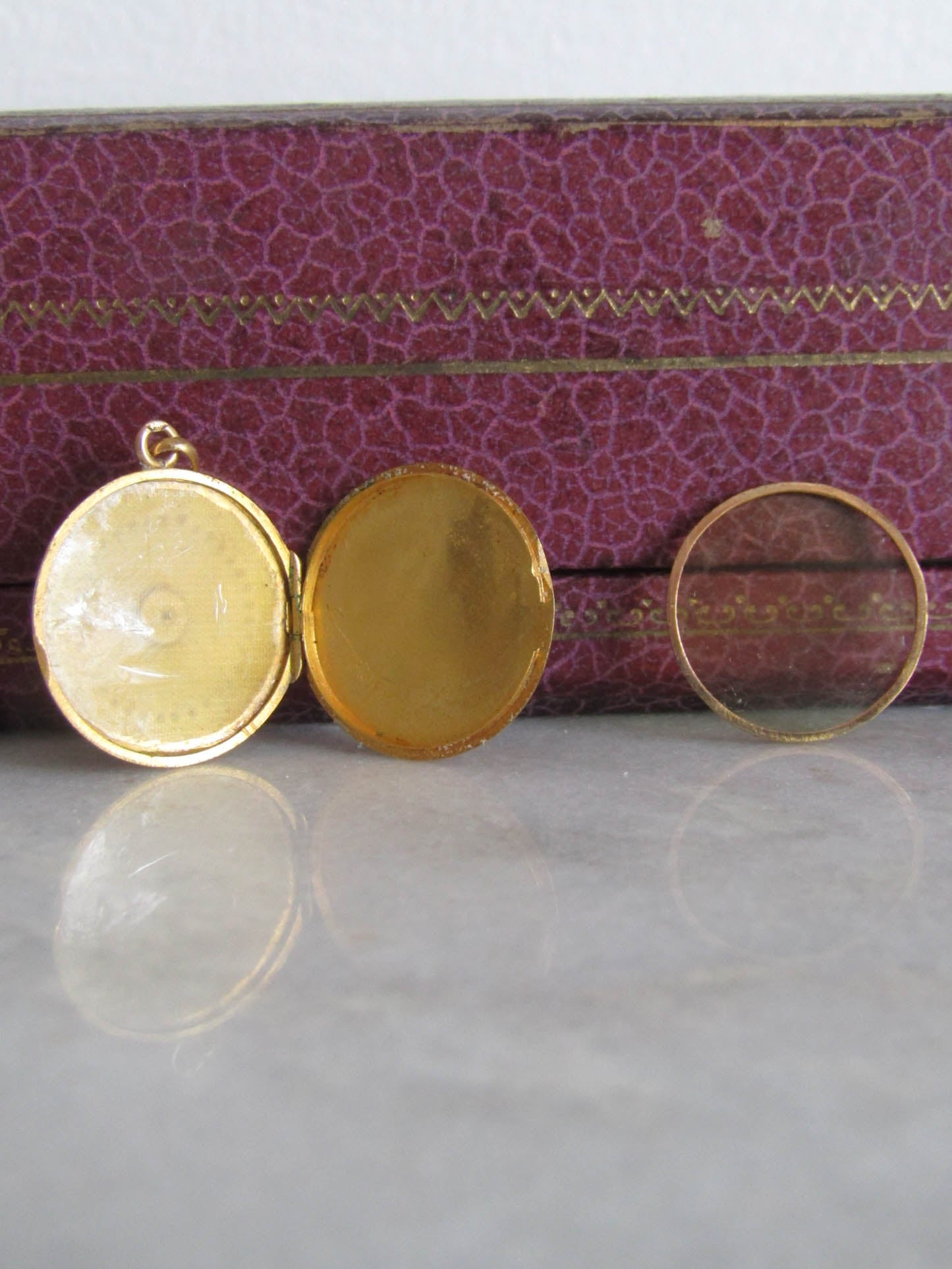 Antique Edwardian Solid 18K Gold Locket with removable glass c. 1900