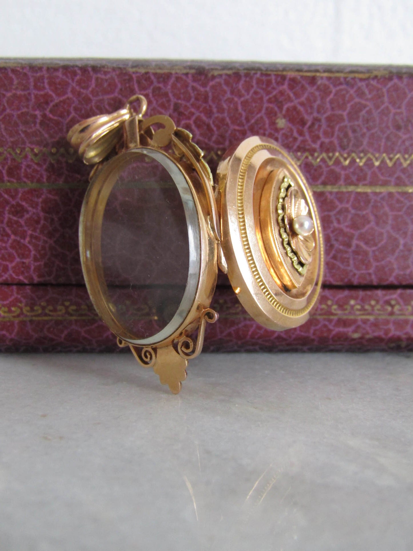 18K Antique French Belle Epoque Locket with Beveled Glass Back, Victorian Pendant Mourning Locket