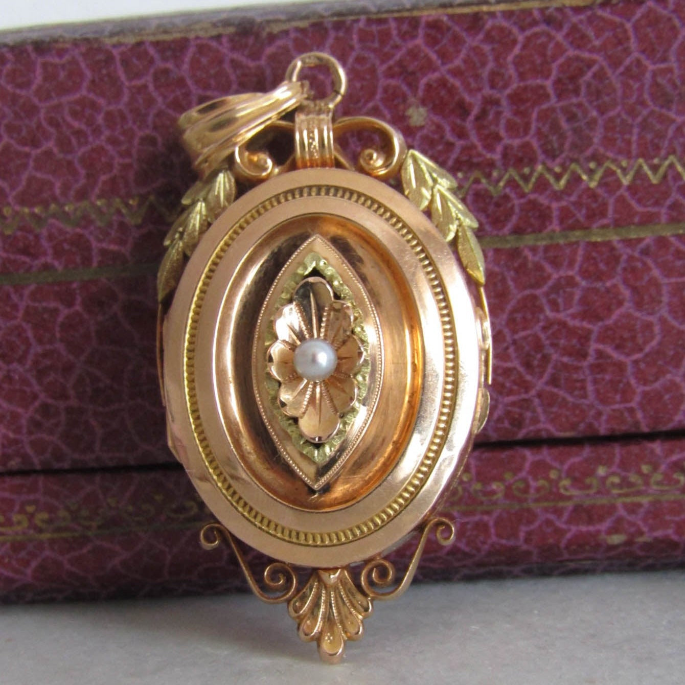 18K Antique French Belle Epoque Locket with Beveled Glass Back, Victorian Pendant Mourning Locket