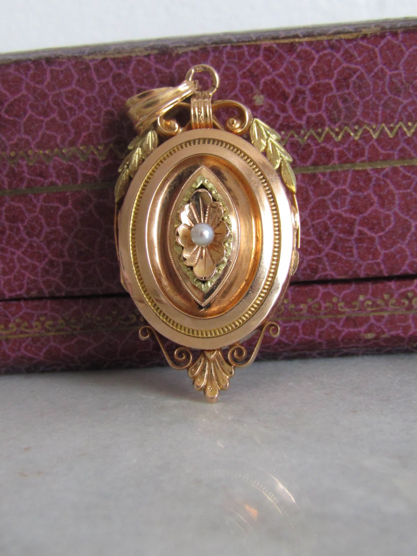 18K Antique French Belle Epoque Locket with Beveled Glass Back, Victorian Pendant Mourning Locket