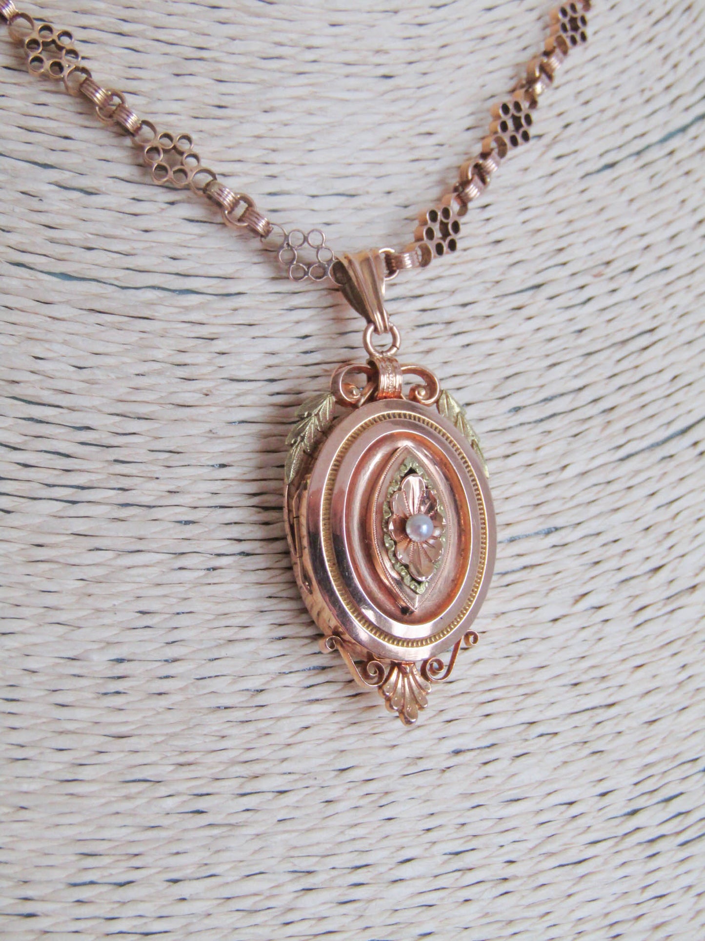 18K Antique French Belle Epoque Locket with Beveled Glass Back, Victorian Pendant Mourning Locket