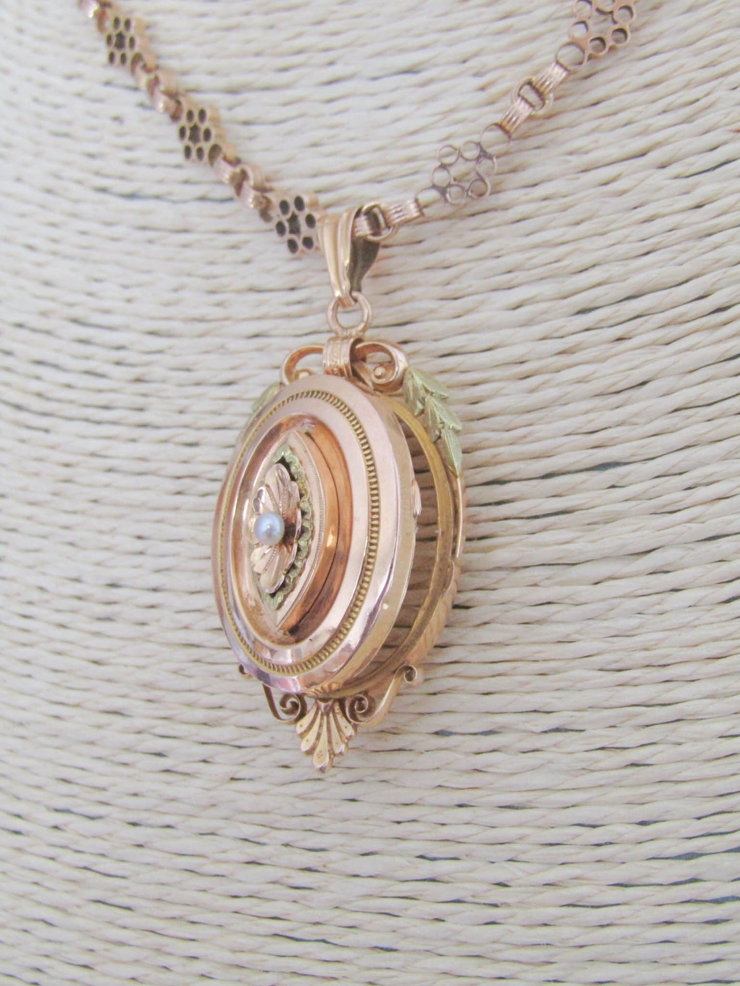 18K Antique French Belle Epoque Locket with Beveled Glass Back, Victorian Pendant Mourning Locket