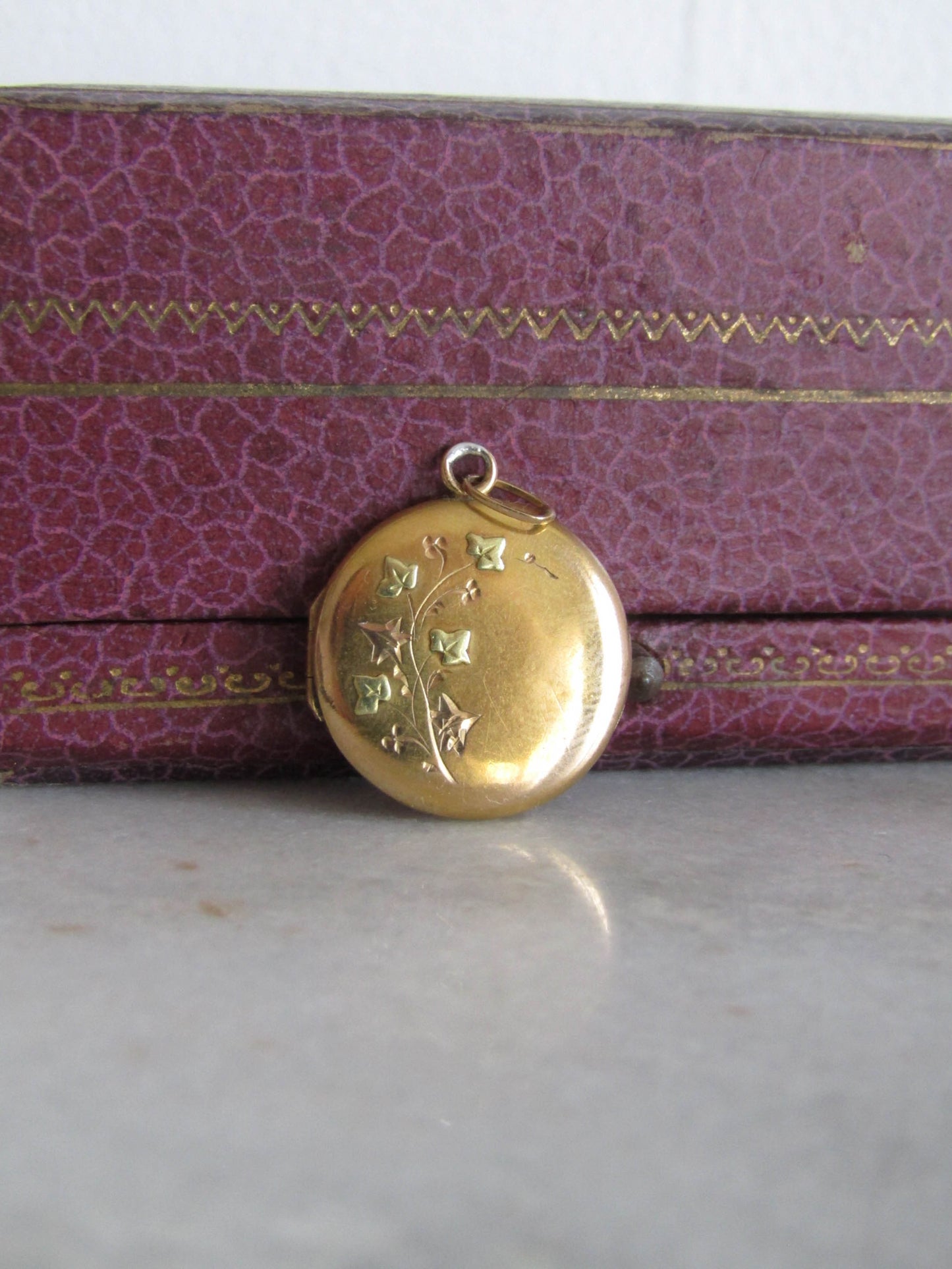 Antique 18K Gold Art Nouveau Ivy Round Locket, French Pendant c. 1900