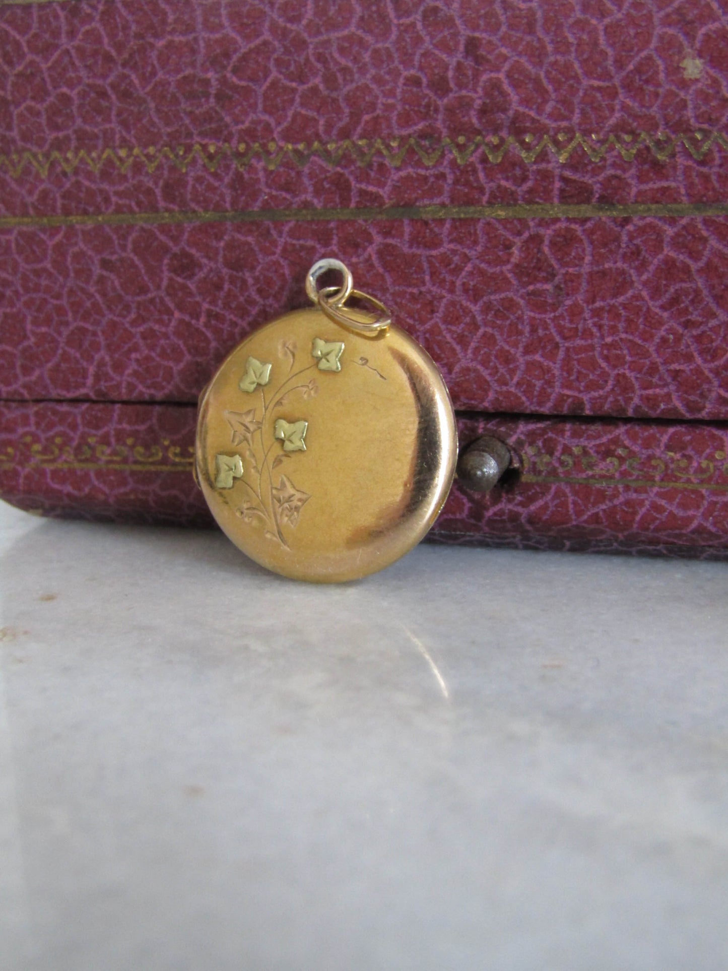 Antique 18K Gold Art Nouveau Ivy Round Locket, French Pendant c. 1900