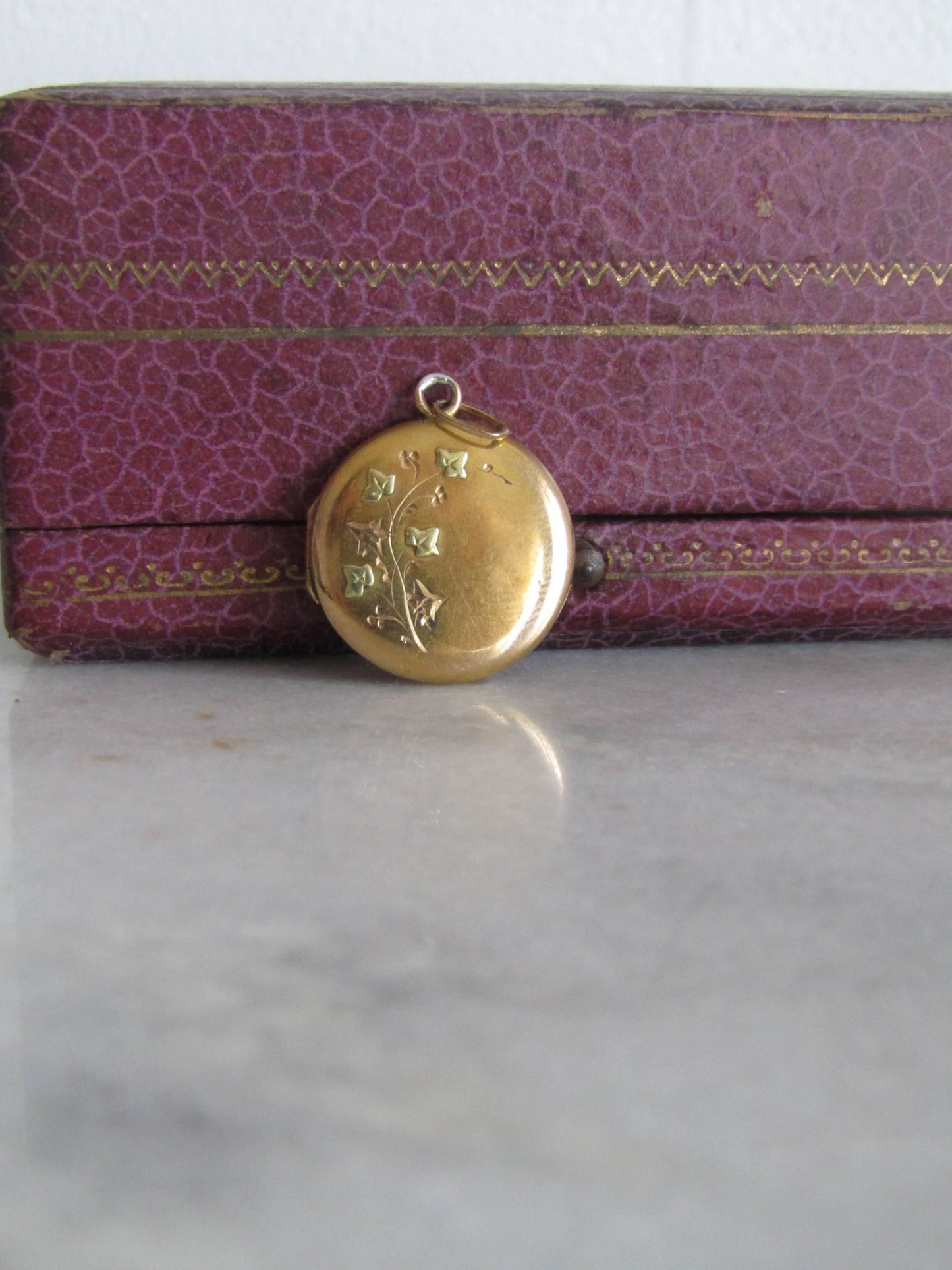 Antique 18K Gold Art Nouveau Ivy Round Locket, French Pendant c. 1900