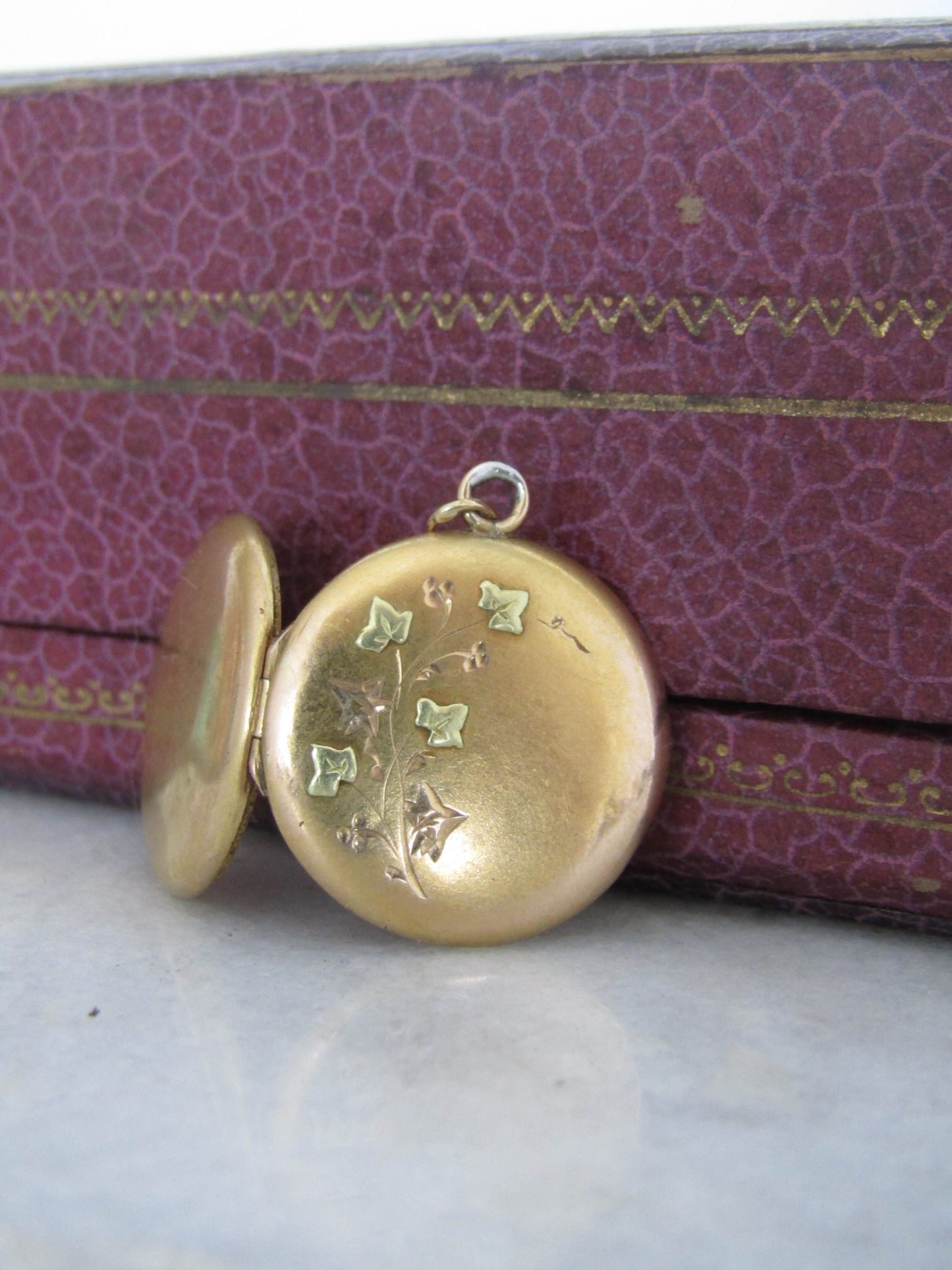 Antique 18K Gold Art Nouveau Ivy Round Locket, French Pendant c. 1900