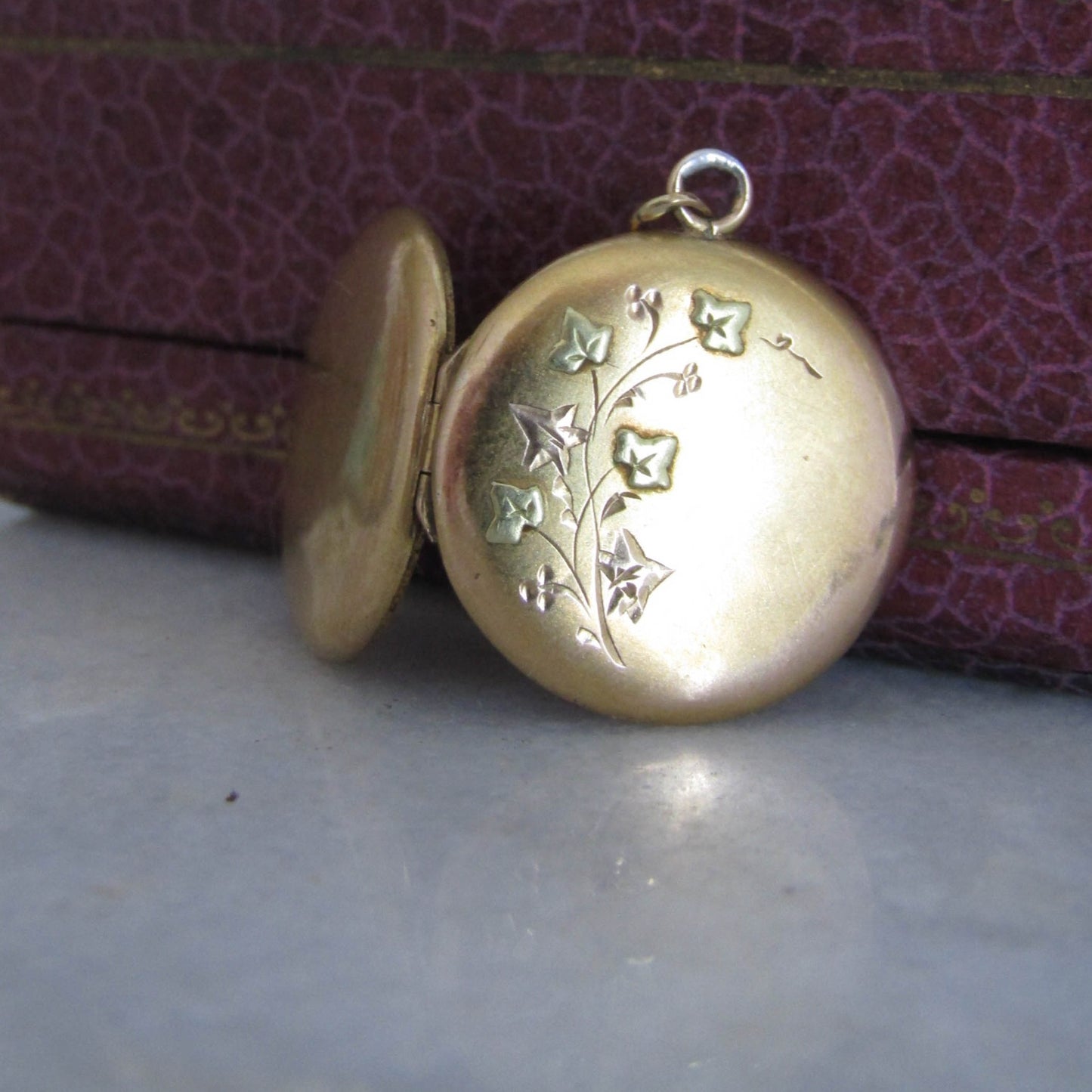 Antique 18K Gold Art Nouveau Ivy Round Locket, French Pendant c. 1900