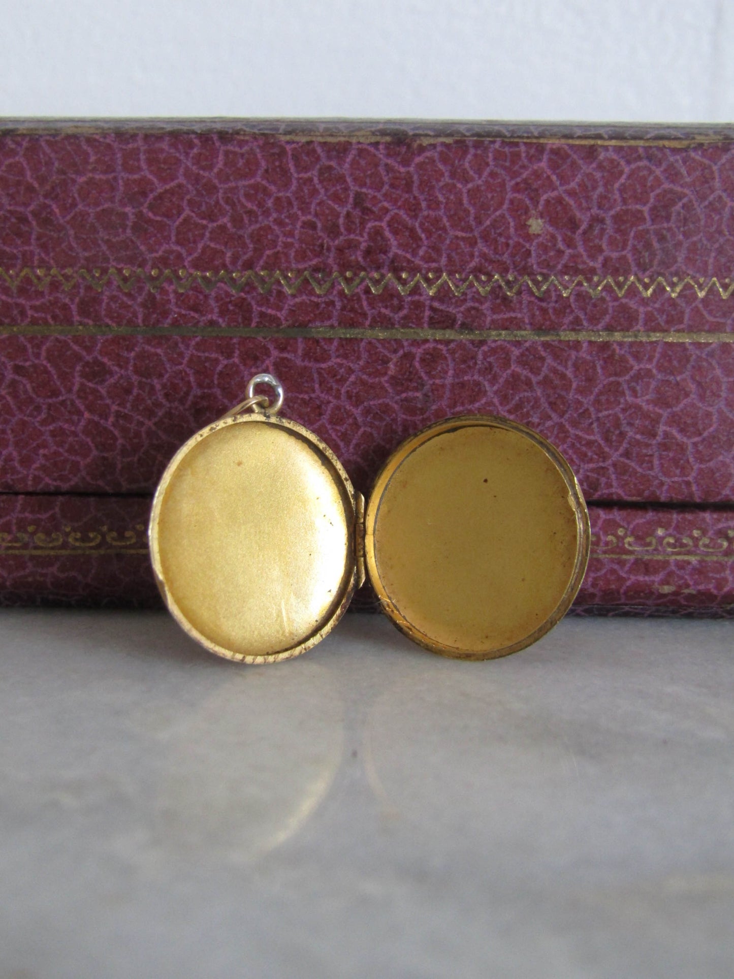 Antique 18K Gold Art Nouveau Ivy Round Locket, French Pendant c. 1900