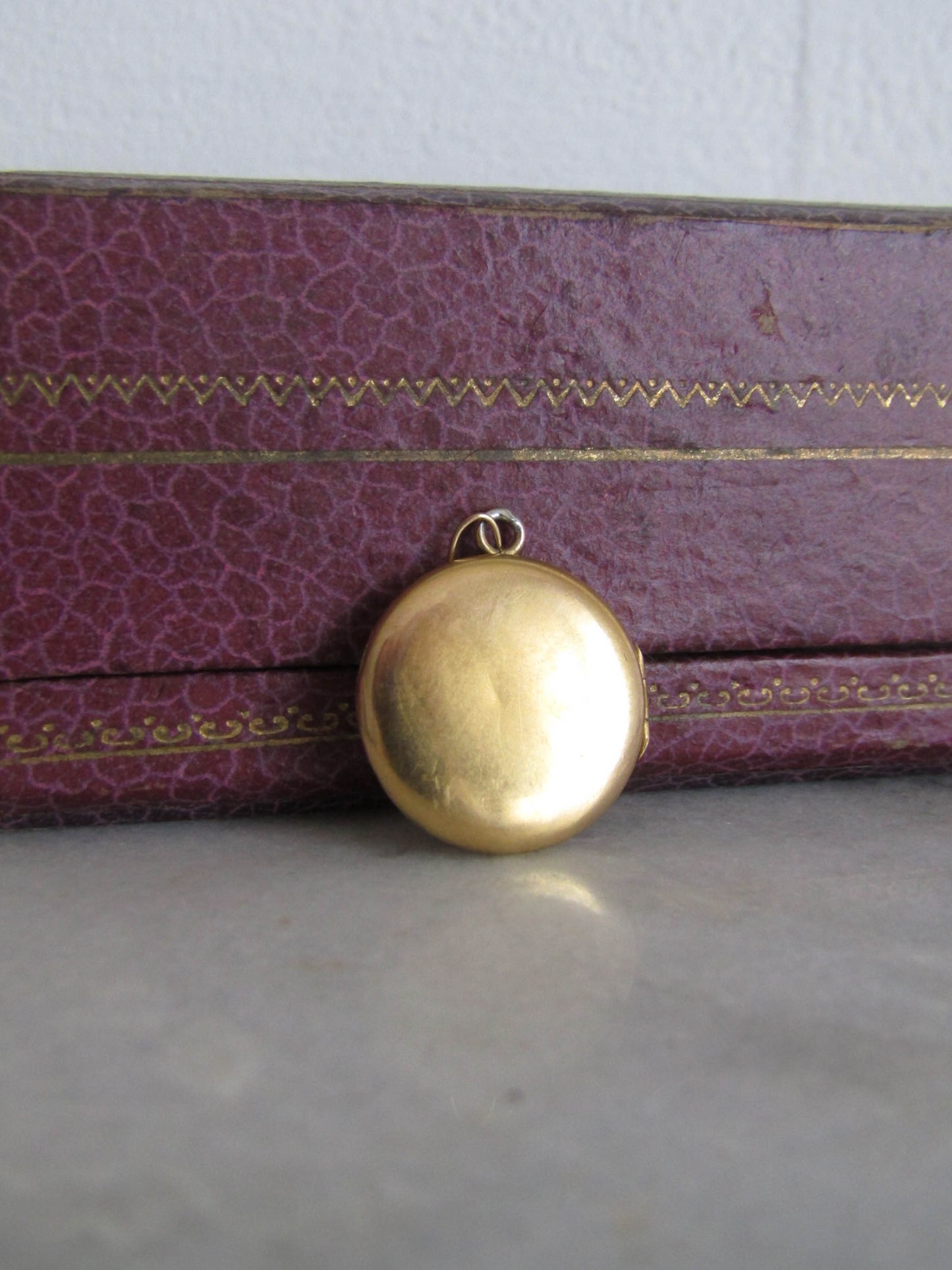 Antique 18K Gold Art Nouveau Ivy Round Locket, French Pendant c. 1900