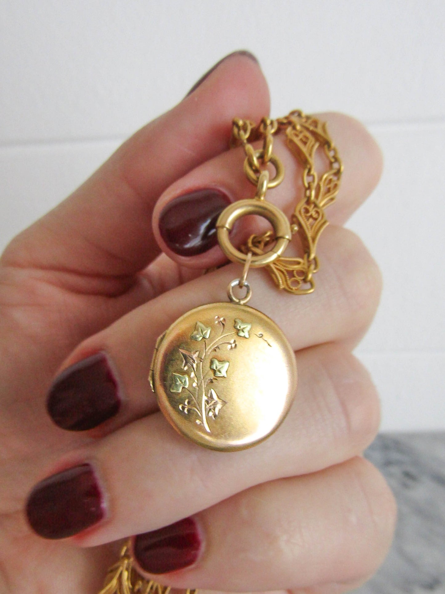 Antique 18K Gold Art Nouveau Ivy Round Locket, French Pendant c. 1900