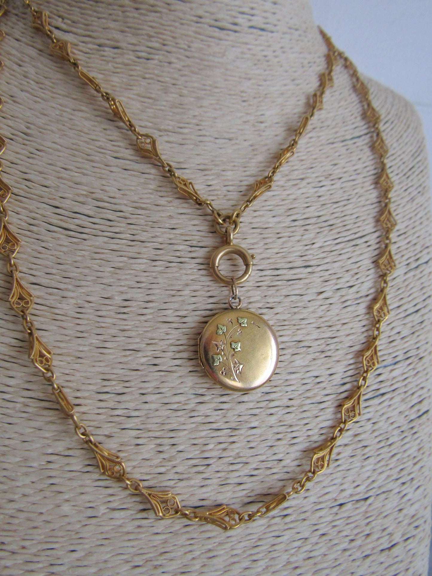 Antique 18K Gold Art Nouveau Ivy Round Locket, French Pendant c. 1900