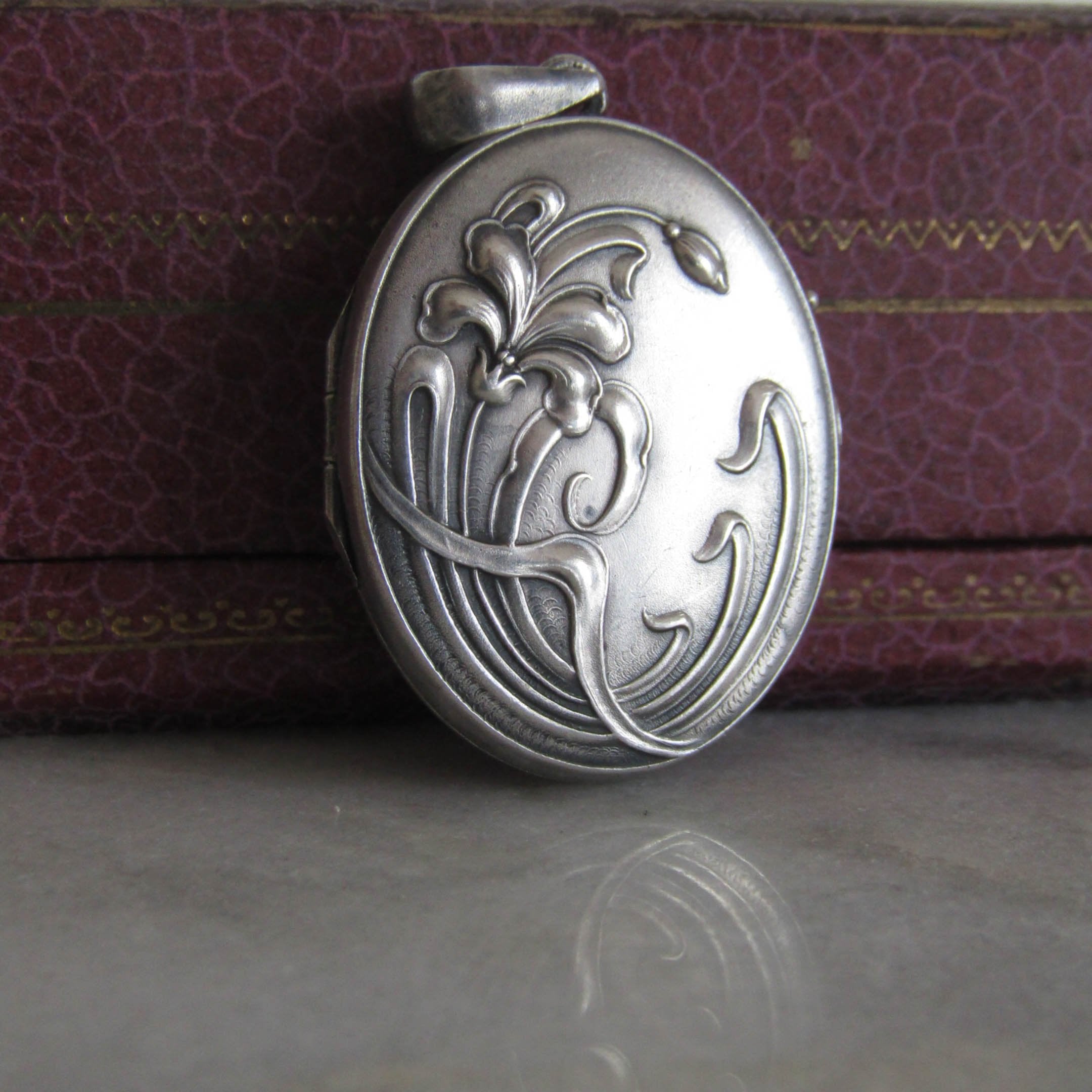 Locket 1890 Antique Silver Art Nouveau Locket c. 1890 – BelleEpoqueJewelers