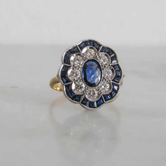 Antique French Daisy Flower Art Deco Ring with Calibrated Sapphires and Diamonds, 18K Yellow Gold and Platinum Pompadour ring