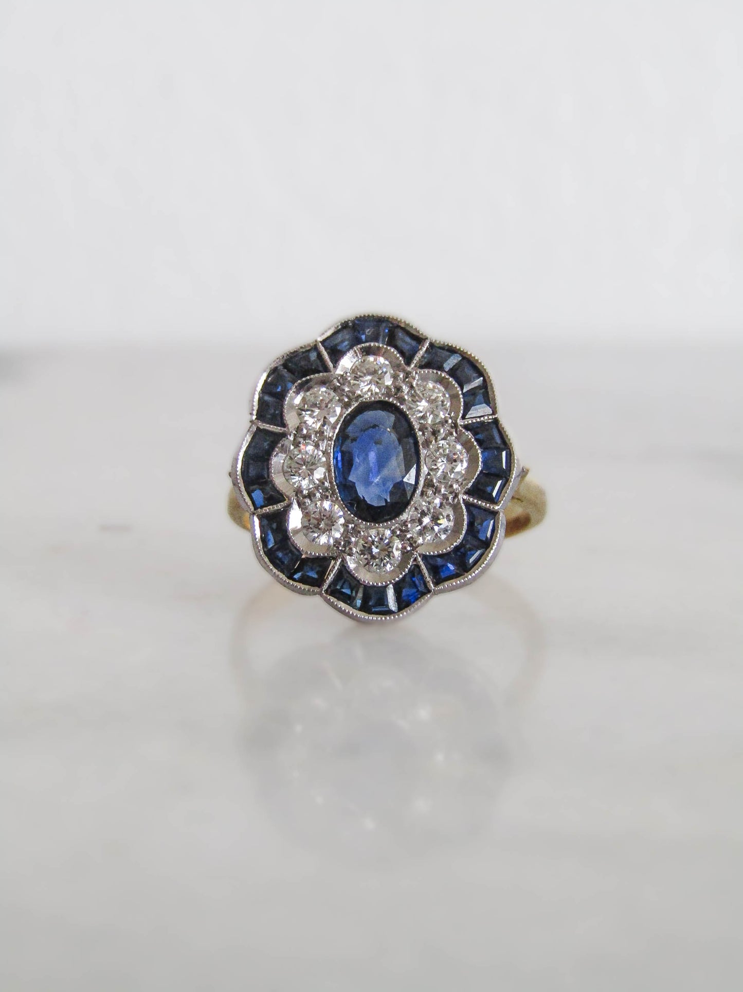 Antique French Daisy Flower Art Deco Ring with Calibrated Sapphires and Diamonds, 18K Yellow Gold and Platinum Pompadour ring