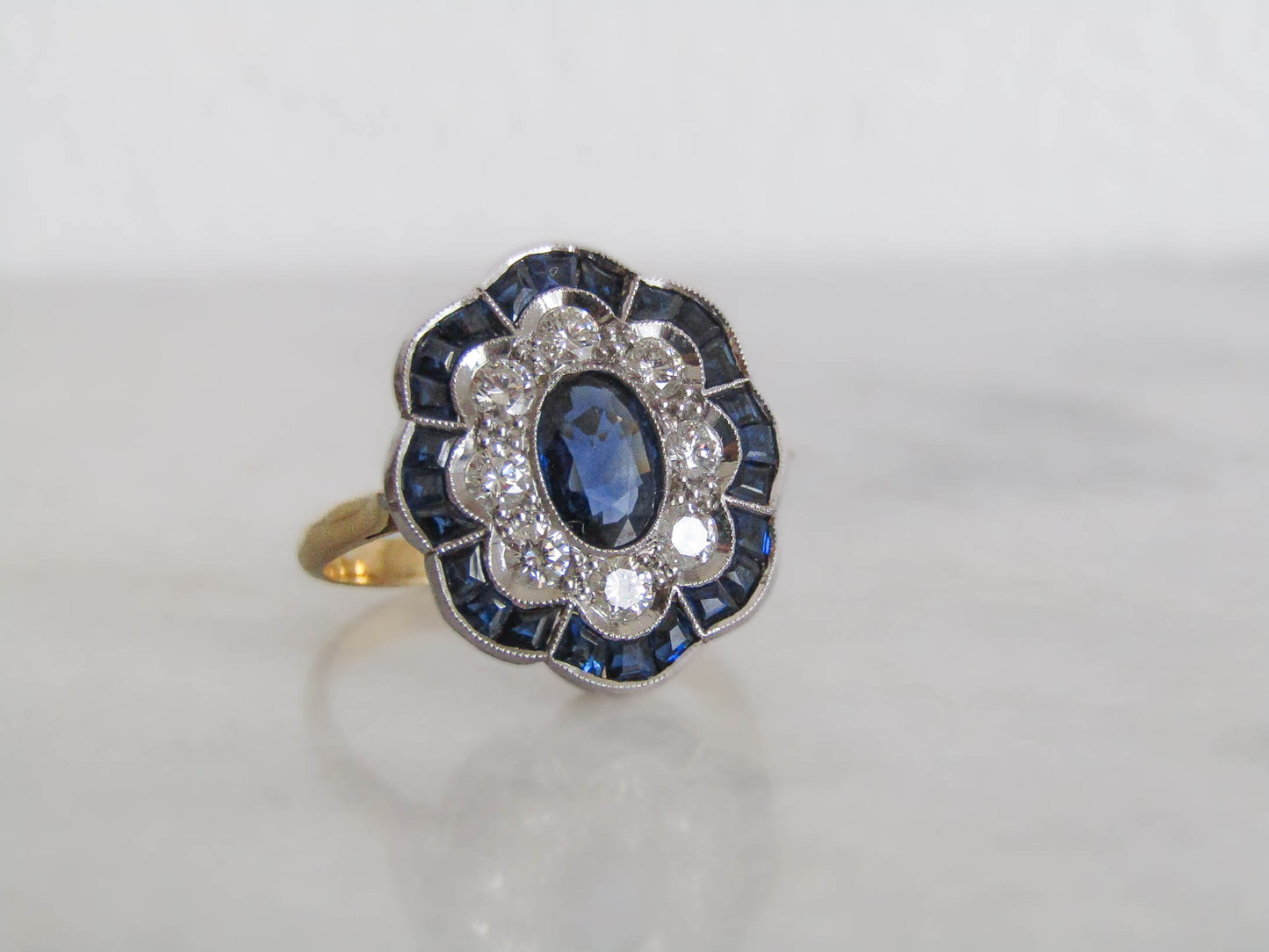 Antique French Daisy Flower Art Deco Ring with Calibrated Sapphires and Diamonds, 18K Yellow Gold and Platinum Pompadour ring