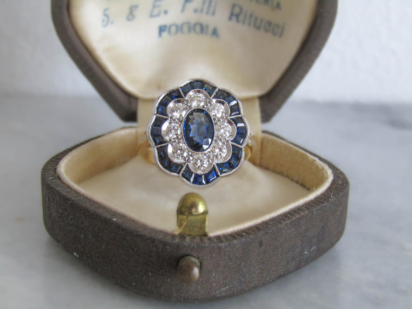 Antique French Daisy Flower Art Deco Ring with Calibrated Sapphires and Diamonds, 18K Yellow Gold and Platinum Pompadour ring