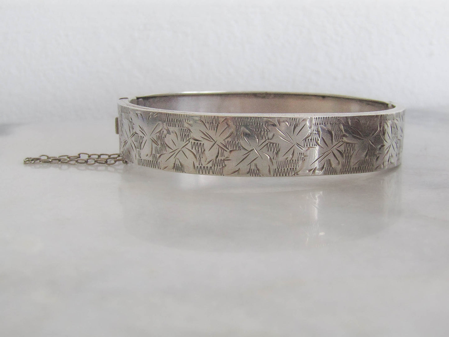 Antique Solid 18k White Gold French Bangle Bracelet with Romantic Ivy motif c. 1920