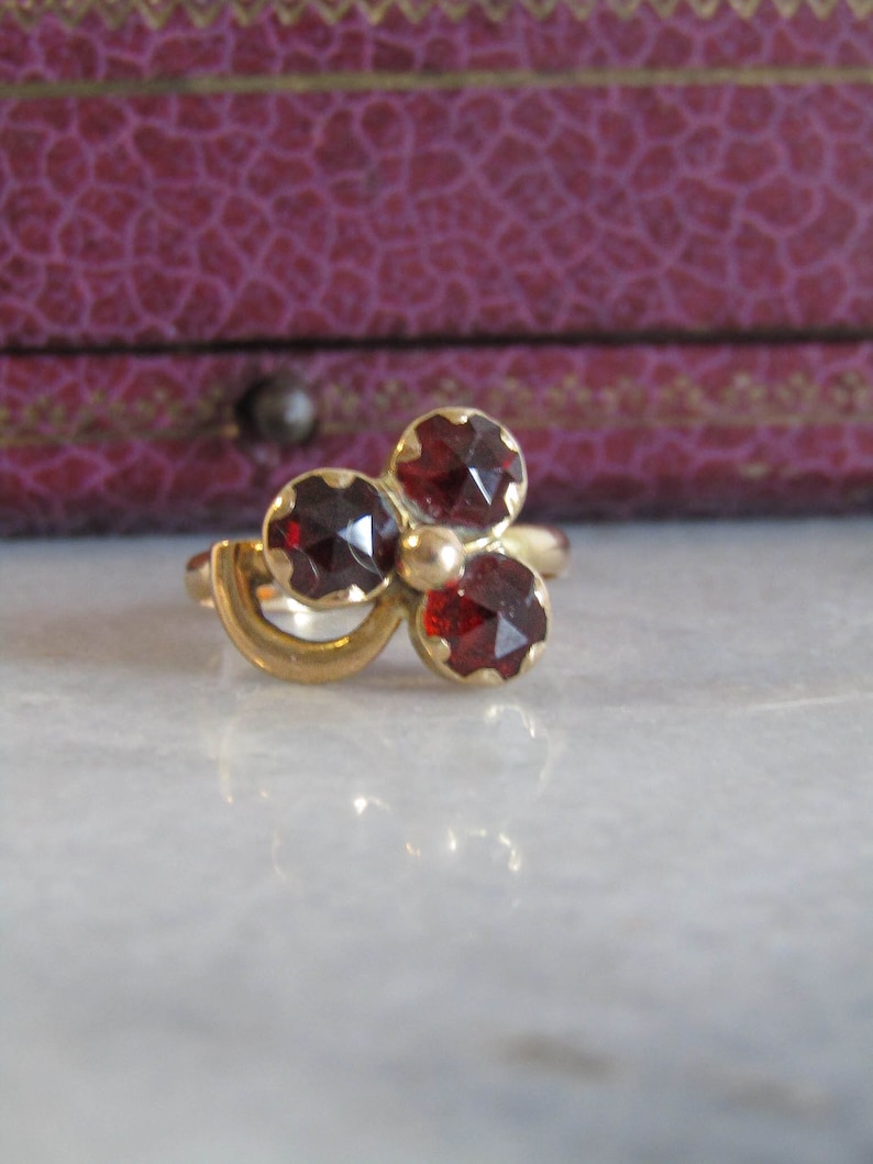 18K Perpignan Garnet Clover Ring c. 1900