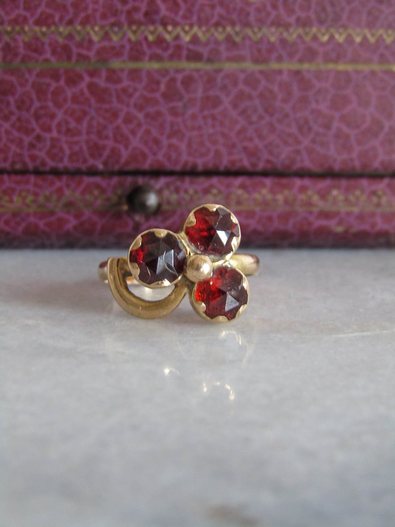 18K Perpignan Garnet Clover Ring c. 1900