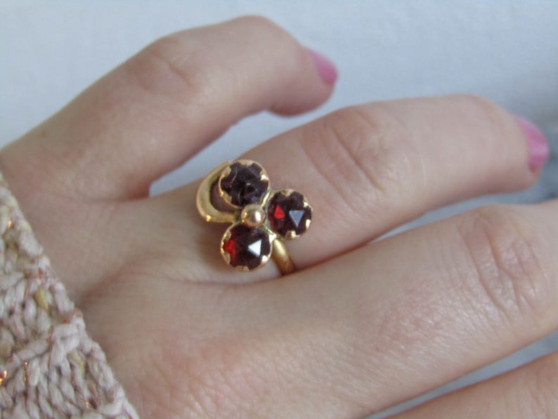 18K Perpignan Garnet Clover Ring c. 1900